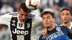 V hlavikovém souboji Mario Manduki z Juventusu (vlevo) a Frederic Veseli z...