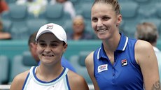 Karolína Plíková (vpravo) a Ashleigh Bartyová ped vzájemným finále turnaje v...