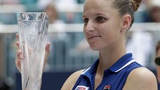 Karolína Plíková s trofejí pro poraenou finalistku turnaje v Miami