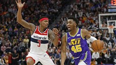 Donovan Mitchell (45) z Utahu útoí kolem Bradleyho Beala (3) z Washingtonu.