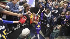 Donovan Mitchell slaví s fanouky výhru Utahu nad Washingtonem.