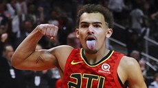 Trae Young z Atlanty oslavuje vítznou trefu proti Milwaukee.