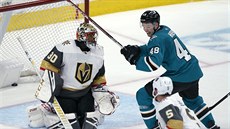 Malcolm Subban z Vegas inkasuje gól, radovat se jede Tomá� Hertl ze San Jose.