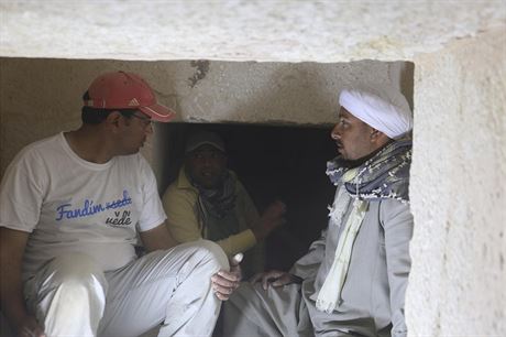 Mohamed Megahed (vlevo), inspektor pamtek Mohamed Fathy (uprosted) a pedk...