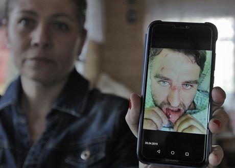 Hana Kapalová s fotkou v telefonu, na které je její pítel Martin Teplík, jeho...