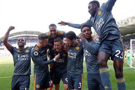 Fotbalisté Leicesteru oslavují gól Jamieho Vardyho (uprosted).