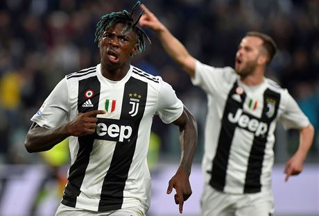 Moise Kean, devatenáctiletý talent Juventusu, oslavuje svoji trefu v utkání...