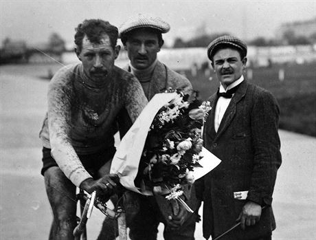 Marcel Buysse (vlevo), ampion druhého roníku závodu Kolem Flander v roce 1914
