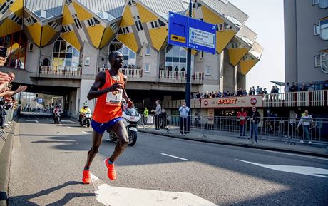 Marius Kipserem na trati Rotterdamského maratonu