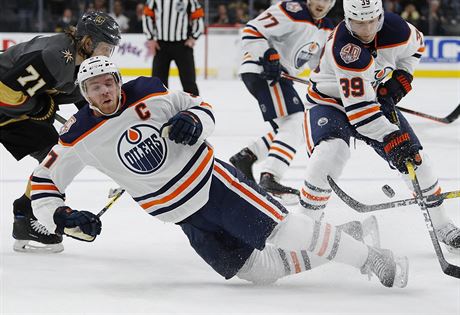 Edmontonsk kapitn Connor McDavid se t k ledu v utkn proti Vegas.