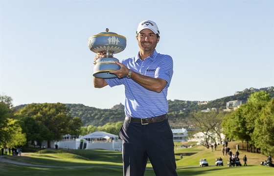 Kevin Kisner s trofejí pro vítze pro vítze jamkové hry.