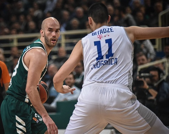 Nick Calathes z Panathinaikosu Atény (vlevo) útoí v utkání proti Buducnosti...