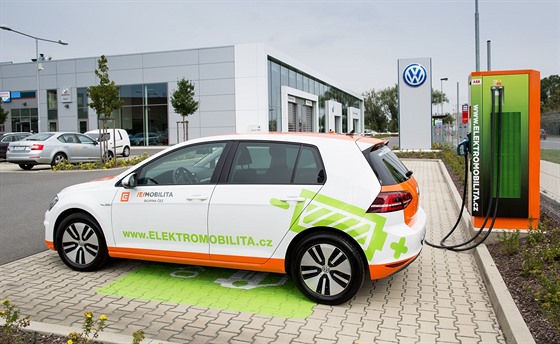 EZ aktuáln nabízí pt model elektromobil od tí znaek: Volkswagen (na...