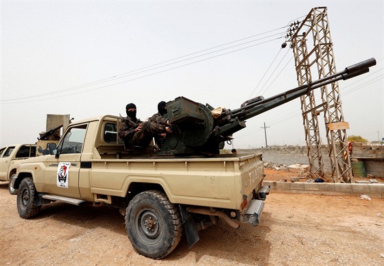 Provládní libyjské ozbrojené jednotky pi mobilizaci u Tripolisu (5. dubna 2019)