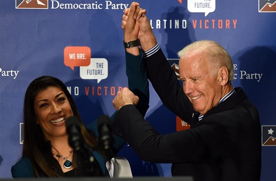 Lucy Floresová a Joe Biden pi kampani Floresové v Nevad (1. prosince 2014)