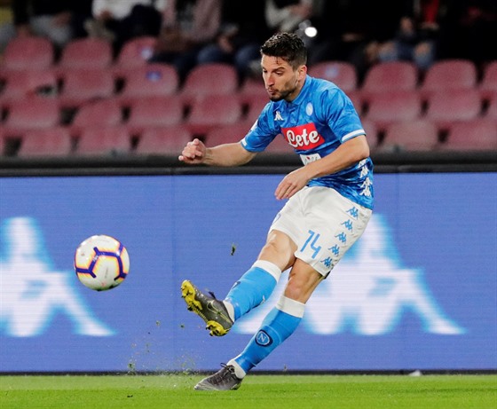 Dries Mertens z Neapole odehrává balon bhem zápasu proti Janovu.