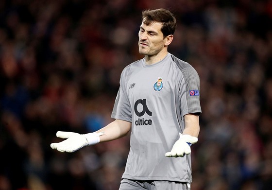 Branká Iker Casillas z Porta rozhazuje rukama bhem tvrtfinálového duelu Ligy...