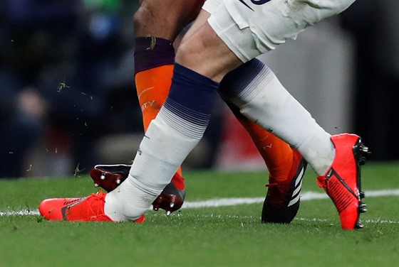 Fabian Delph (Manchester City) prolápl kotník Harrymu Kaneovi (Tottenham), který musel následn kvli zranní stídat.
