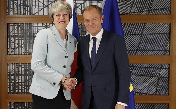 Britská premiérka Theresa Mayová a éf evropských summit Donald Tusk
