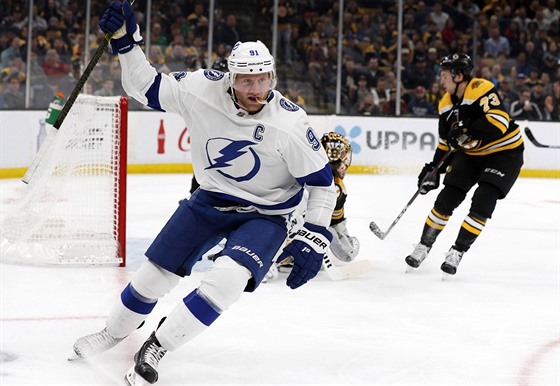 Útoník Steven Stamkos z Tampy oslavuje svoji trefu v utkání proti Bostonu.