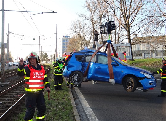 Auto z kolejit v Ostrav vytahoval nový hasiský speciál zvaný Omars. (1....