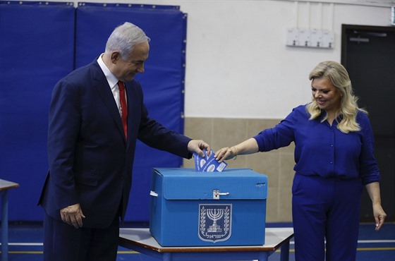 Izraelský premiér Benjamin Netanjahu volí se svou manelkou Sarou v pedasných...