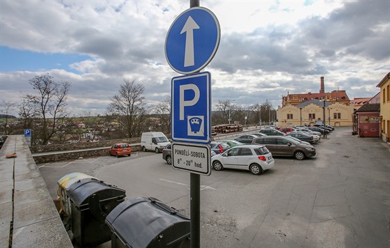 Na míst, kde dív stála synagoga, nyní stojí auta. Radnicí plánovaný parkovací dm má mít patra pod zemí i nad ní.