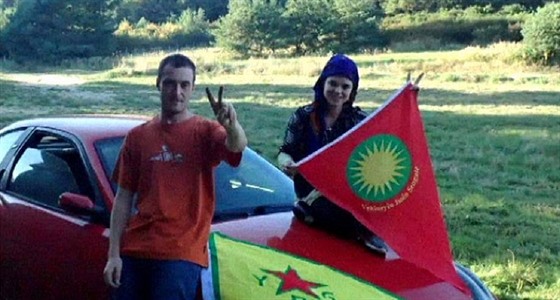 Miroslav Farkas a Markéta Velichová pózují se symboly kurdské organizace YPG....