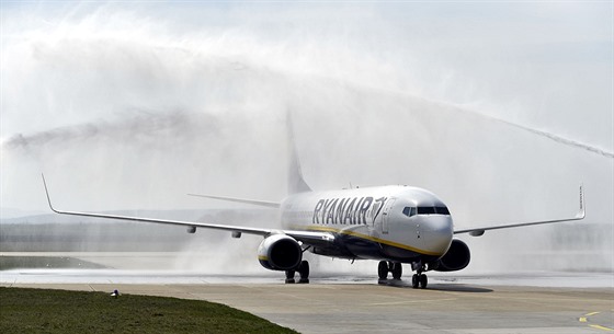 Vodní slavobránou pivítali 2. dubna 2019 na letiti v Brn první letadlo spolenosti Ryanair z Berlína. Zaal tak provoz nové komerní linky, která je tetí pravidelnou na brnnském letiti. Na konci bezna vak zase skoní.