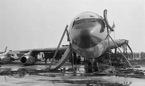 Pohled na kokpit, patrný je splasklý skluz. Boeing 707 spolenosti BOAC...