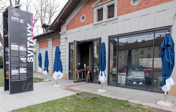 Kavárna Oskara Schindlera po deseti letech od svého otevření.