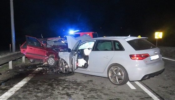 Při dopravní nehodě u Vílance zemřeli ve zdemolované vínové felicii dva muži. Mladý řidič ve sportovním Audi RS 3 byl zraněn.