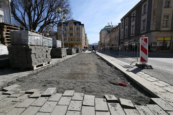 Práce v ulici Prokopa Holého, které byly na jae zastaveny, se zase rozbhly.