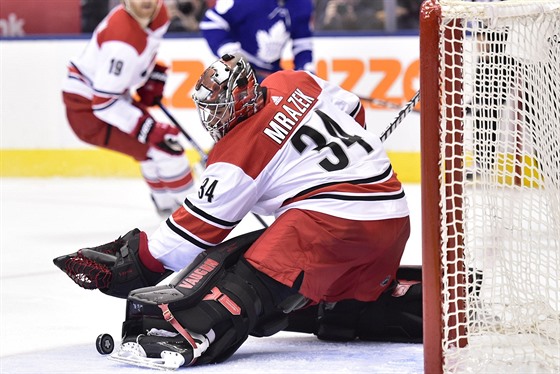 Branká Caroliny Petr Mrázek zasahuje v utkání proti Torontu.