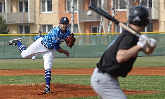 Na nadhozu Luká Hlouch z týmu baseballist Tebí Nuclears.