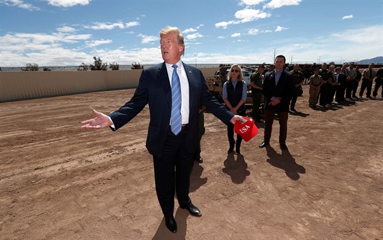 Americký prezident Donald Trump navtívil hranici s Mexikem u msta Calexico v...