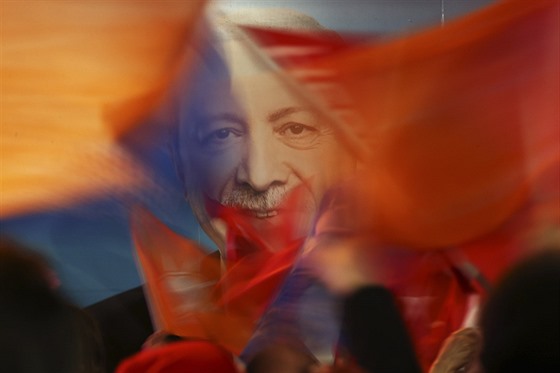 Fotka tureckého prezidenta Recepa Tayyipa Erdogana v záplav vlajek bhem...