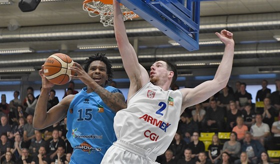 Javonte Douglas (vlevo) z Olomoucka a Klint Carlson z Dína.