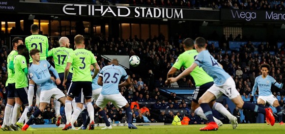 Momentka z duelu Manchester City - Cardiff.