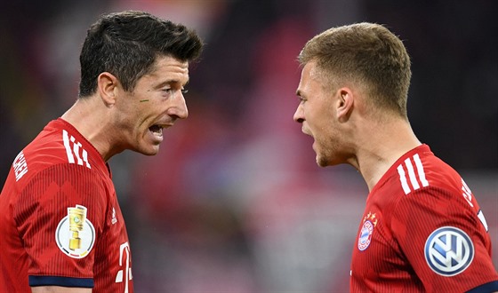 Robert Lewandowski (vlevo) a  Joshua Kimmich z Bayernu Mnichov v zápase s...