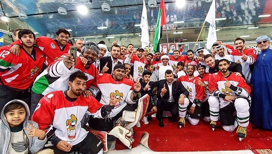 Hokejisté Spojených arabských emirátů se radují z postupu do III. divize...