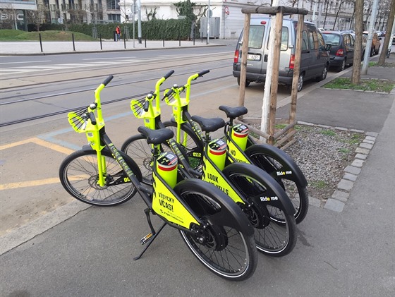 Stanovit kol Freebike poblí tramvajové zastávky Orionka. (2. 4. 2019)