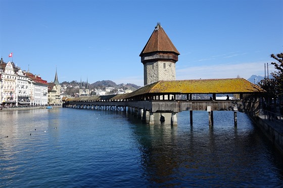 Historick most Kapellbrcke s markantn vodn v ze 13. stolet spojuje pes...