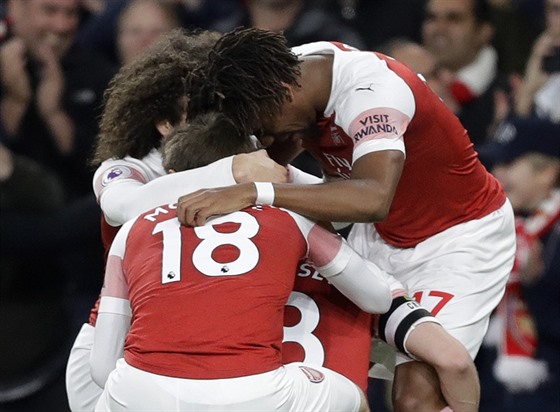Fotbalisté Arsenalu slaví gól Aarona Ramseyho proti Newcastlu.