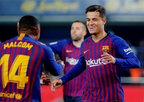 Philippe Coutinho (vpravo) a Malcom slaví gól Barcelony.