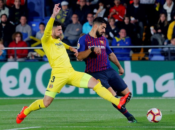 Luis Suarez (vpravo) z Barcelony stílí pes Alvara z Villarrealu.