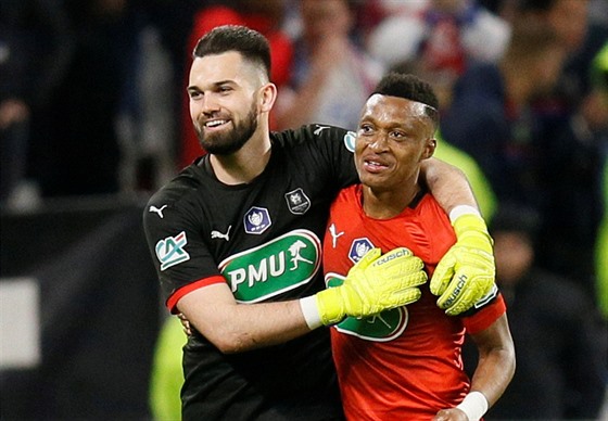 Tomá Koubek (vlevo) a Mexer oslavují postup Rennes pes Lyon.