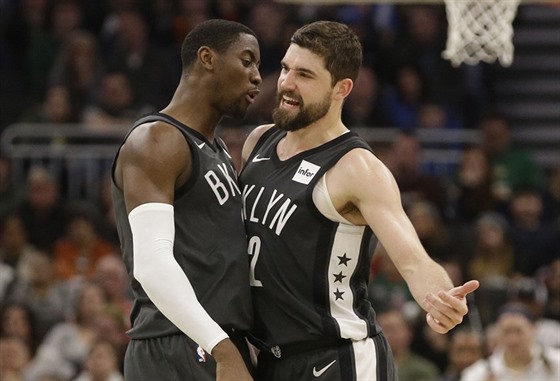 Joe Harris (vpravo) a Caris LeVert z Brooklynu se radují z trefy proti...