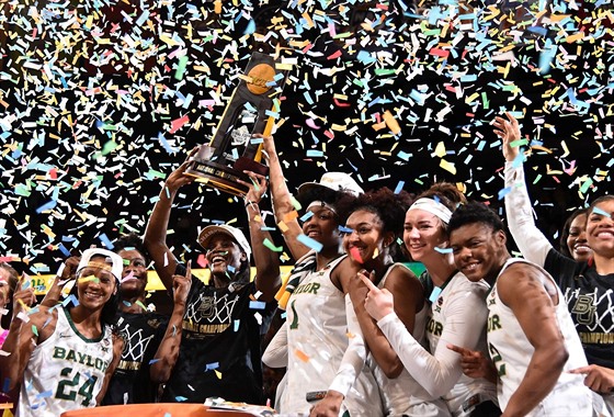 Basketbalistky Bayloru oslavují titul v univerzitní NCAA.
