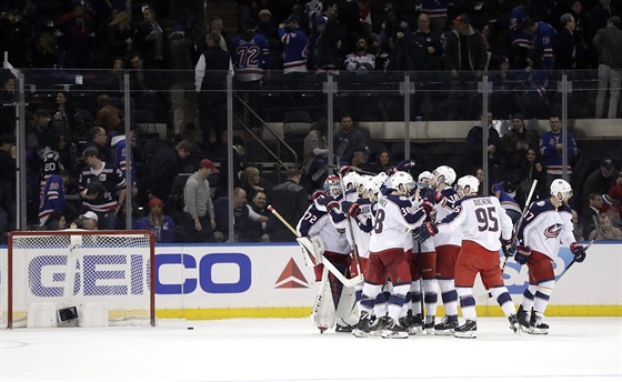 Radost hokejist Columbusu po vítzství nad New York Rangers